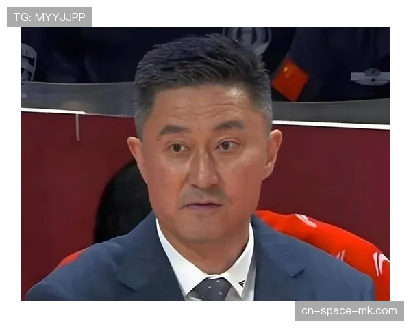 杜锋场边怒吼裁判后瞬间恢复平静，与对方教练握手致意